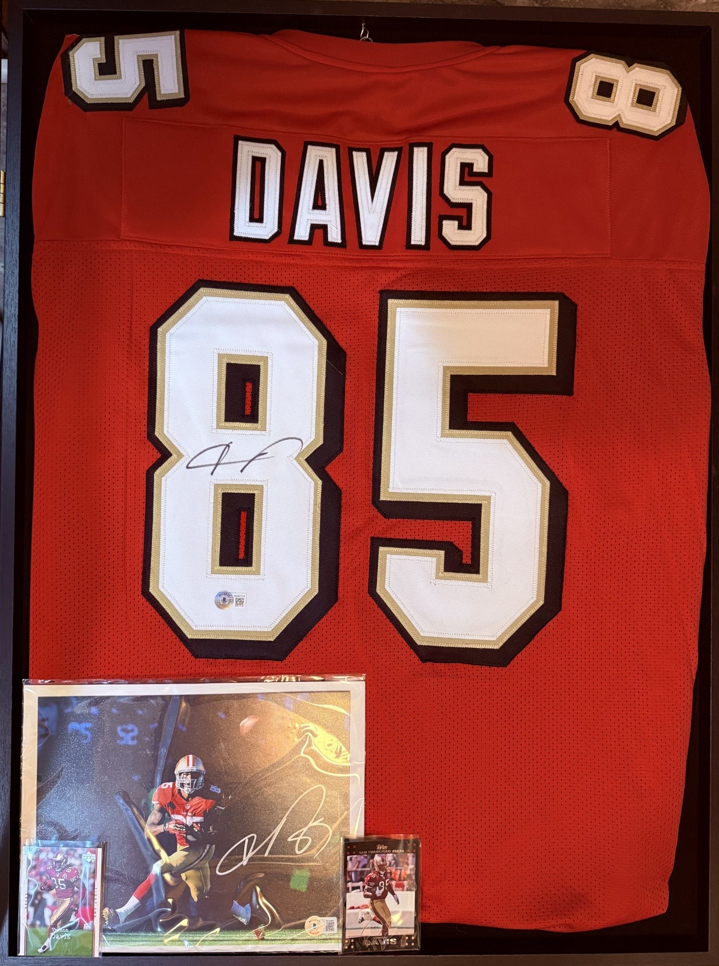 Vernon Davis SIGNED Jersey & Photo (NFL - San Francisco 49ers)