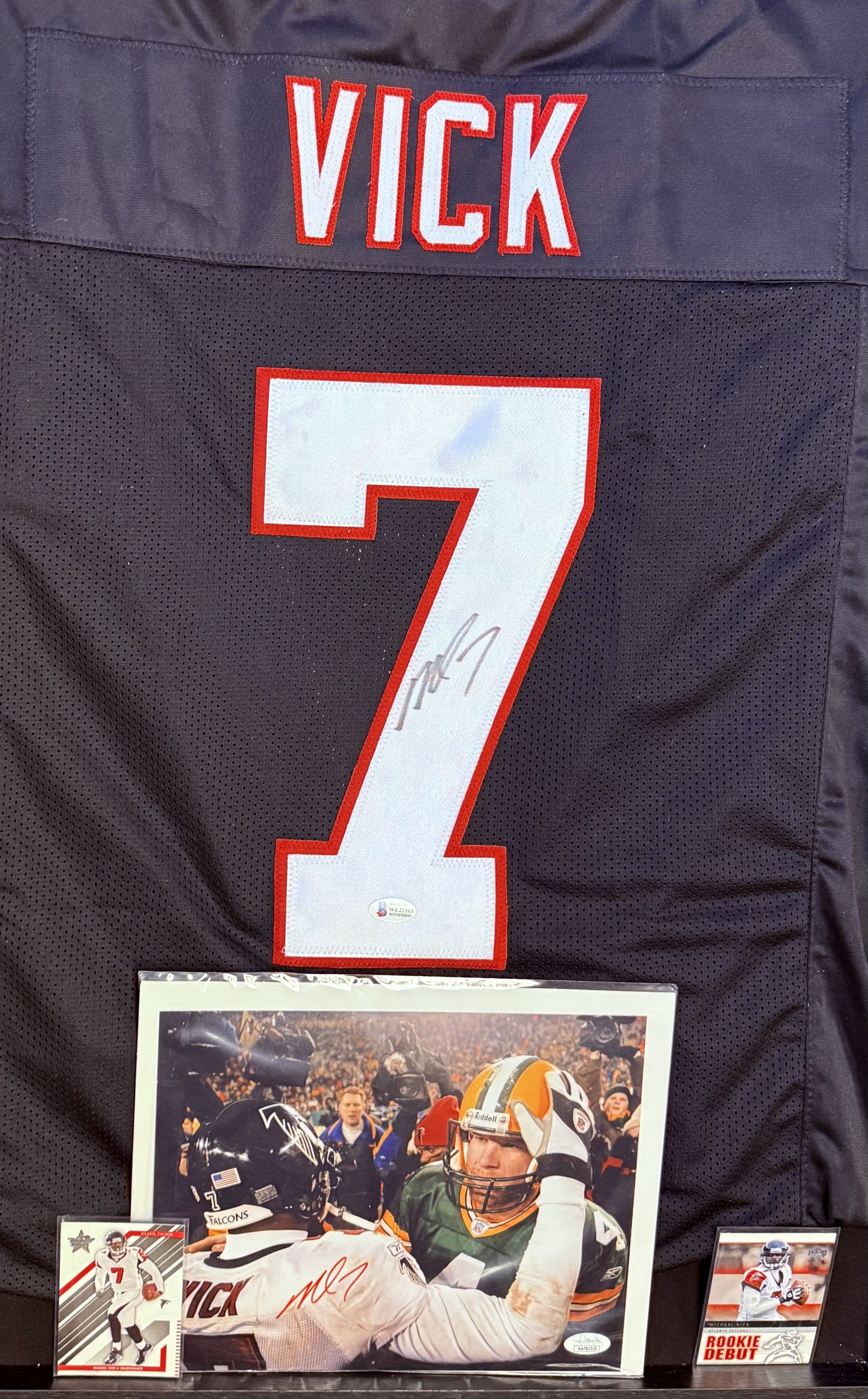 Michael Vick SIGNED Jersey & Photo (NFL - Atlanta Falcons)